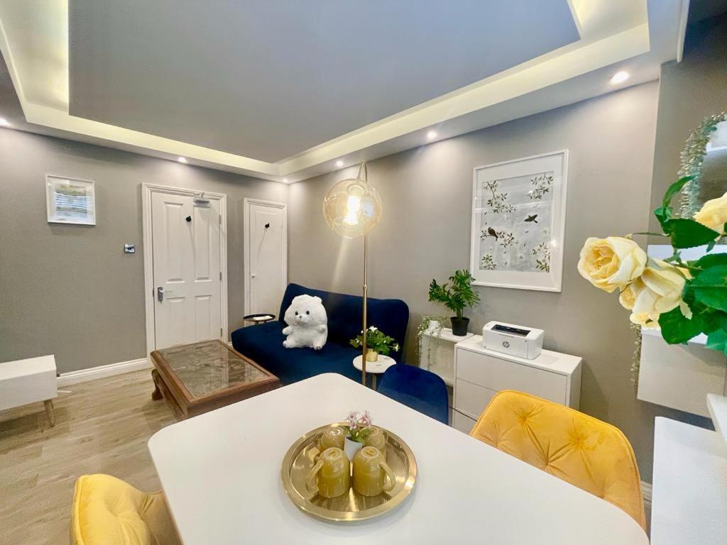 Stylish, Fully Equipped Beside Hyde Park Apartment